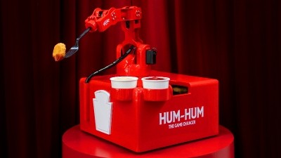 Hum Hum is a device that allows users to dip snacks in sauces without having to use their hands. ©Kraft Heinz