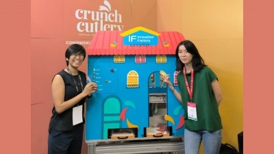 Crunch Cutlery co-founder Anna Lam (right), with the fully automated compact machine that produces edible cutlery © Crunch Cutlery