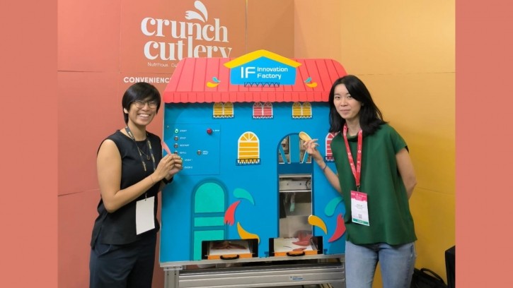 Crunch Cutlery co-founder Anna Lam (right), with the fully automated compact machine that produces edible cutlery © Crunch Cutlery